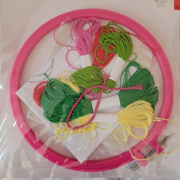 Two unused embroidery kits: Fun / Flowers - Picture 6 of 7